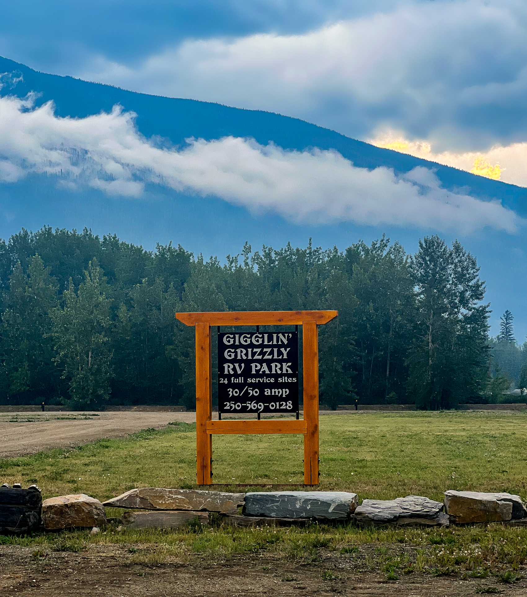 The sign for Gigglin' Grizzly RV Park